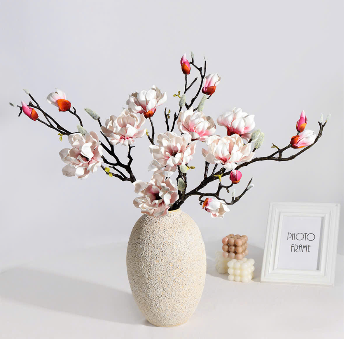 Bình hoa Mộc Lan lụa màu hồng trắng trong không gian sáng